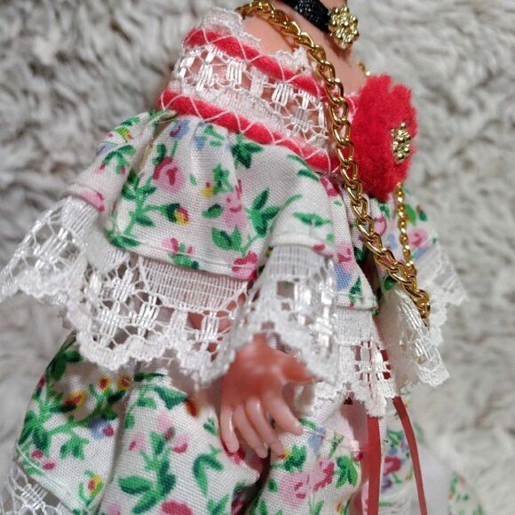 Collectable doll w stand - Picture 11 of 11